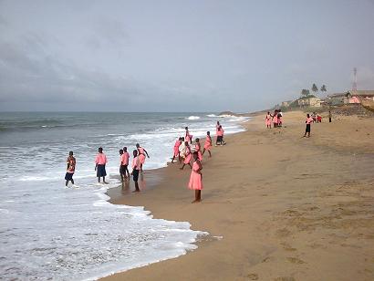 Een schoolklas aan het strand